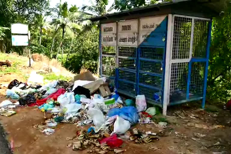 കൊട്ടാരക്കര  കൊട്ടാരക്കര വേസ്റ്റ് മാനേജ്‌മെന്‍റ്  മാലിന്യ ശേഖരണികൾ ജനജീവിതം ദുസഹമാക്കുന്നു  തെരുവ് നായ്‌ ശല്യവും രൂക്ഷമാകുന്നു  മീറ്റിരിയൽ കളക്ഷൻ സെന്‍ററുകൾ  Kottarakkara  Kottarakkara waste management  waste managment  stray dog issues at kottarakara