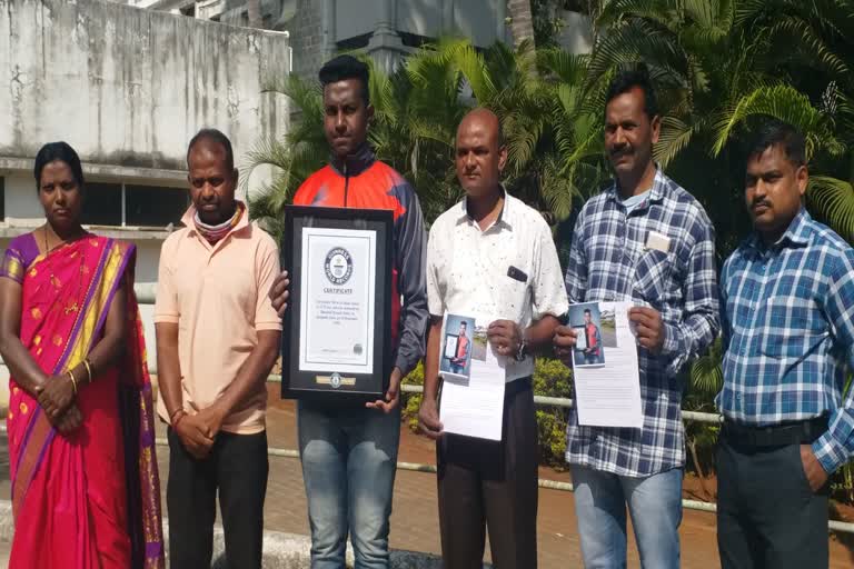 NAT-HN-Belgavi boy entered Guinness Record in the skating inline Competition-27-12-2020-Desk