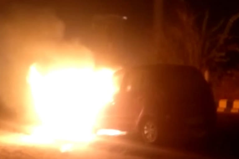 fire-in-a-moving-car-in-nh-9-of-ghaziabad