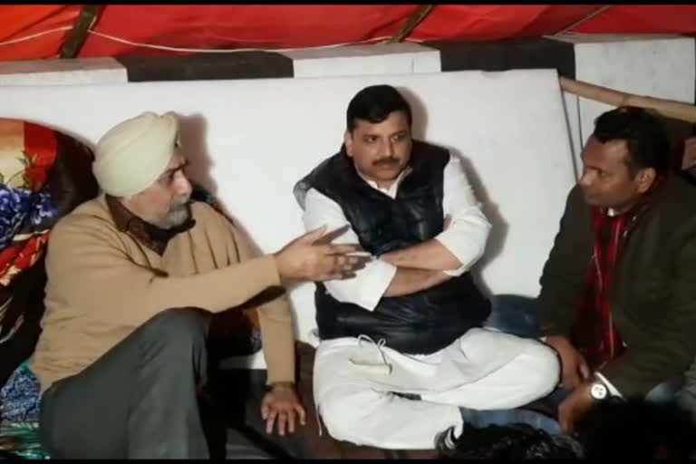 aap-leader-sanjay-singh-meets-farmer-leader-in-ghazipur-border