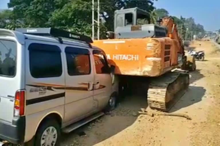 ಜೆಸಿಬಿಗೆ ಡಿಕ್ಕಿ ಹೊಡೆದ ಕಾರು