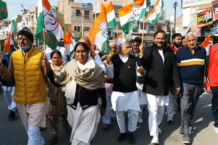 Congress workers celebrated 136th Foundation Day of Congress in sirsa