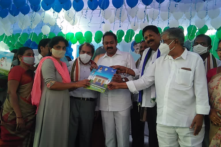 deputy cm kali kdeputy cm kali krishna srinivas distributes house sites to beneficiaries at tanuku in west godavaririshna prasad distributes house sites to beneficiaries at tanuku in west godavari