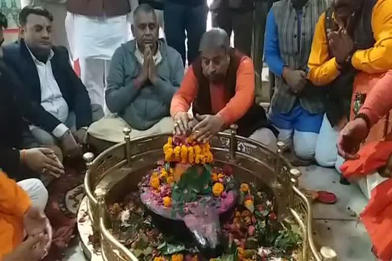 मंदिर में पूजा-अर्चना करते भाजपा नेता विनय कटियार.