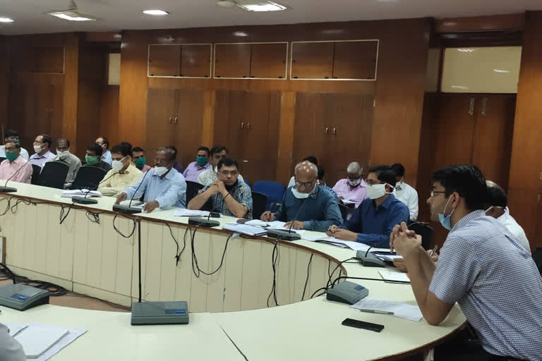 Karauli Additional District Collector, District Collector meeting with officials,  अतिरिक्त जिला कलेक्टर,  जिला कलेक्टर की अधिकारियों के साथ बैठक