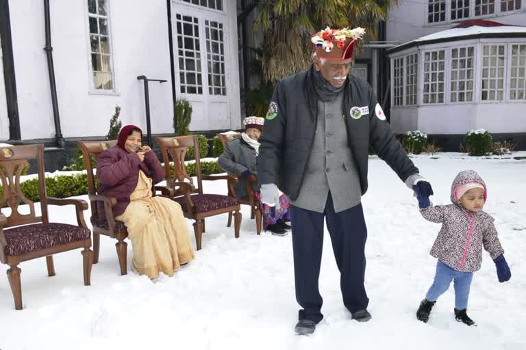 himachal governor bandaru dattatreya enjoy snowfall  in shimla