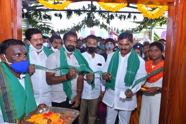 singireddy niranjan reddy inaugurated  an agricultural warehouse built at  dhanwada with tourism minister srinivas Gowda