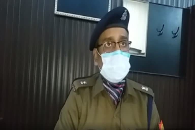 जानकारी देते अपर पुलिस अधीक्षक पश्चिमी कपिल देव सिंह.