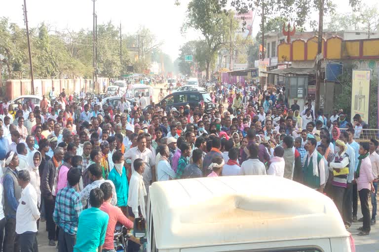 farmers-protest-against-cooperative-bank-on-national-highway-in-gariyaband