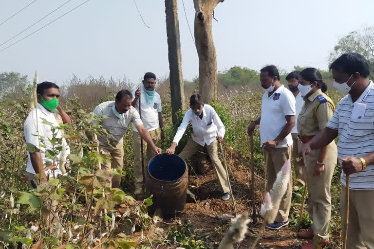 illegal gudumba business doing   in-the-fields