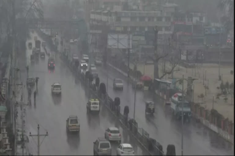 Kashmir valley receives fresh snowfall