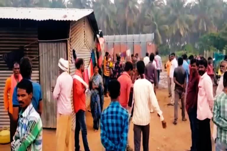 Contract Cleaning staff protest  Contract Cleaning staff protest demanding pay salary in tiruppur  ஒப்பந்த தூய்மைப் பணியாளர்கள் போராட்டம்  திருப்பூரில் ஒப்பந்த தூய்மைப் பணியாளர்கள் போராட்டம்  ஒப்பந்த தூய்மைப் பணியாளர்கள்  Contract Cleaning staff