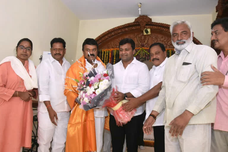 minister talasani srinivas yadav meets secunderabad by vice president maheswar reddy at his home