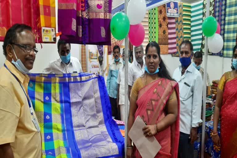 trichy handloom exhibition  திருச்சியில் கைத்தறி கண்காட்சி விழா தொடக்கம்  கைத்தறி கண்காட்சி விழா  கைத்தறி மற்றும் துணிநூல் துறை  Handloom Exhibition Festival begins in Trichy  Handloom Exhibition Festival  Handloom Exhibition Ceremony  Handloom and Textile Department  கைத்தறி மற்றும் துணிநூல் துறை உதவி இயக்குநர் சூர்யா  Surya, Assistant Director, Department of Handloom and Textiles