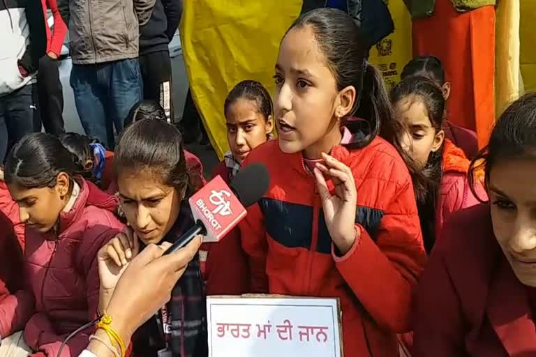 sonipat school girls support farmers protest