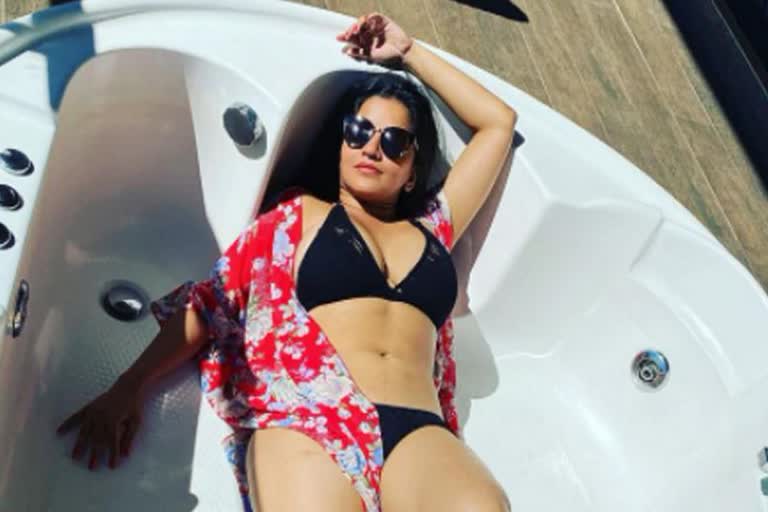 monalisa-throwback-photo-in-black-bikini-gets-viral