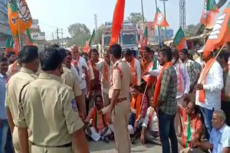 the-bjp-leaders-were-arrested-by-the-police-and-lathicharged-in-narayanpeta-district
