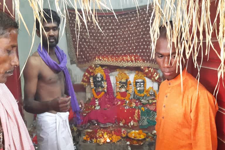 devotees-gathered-in-temple-of-sheetla-mata