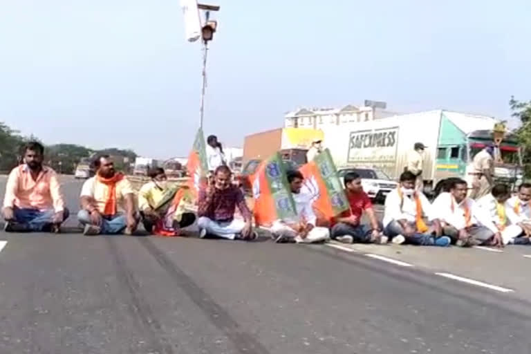 bjym-protest-at-tekriyal-in-kamareddy-district