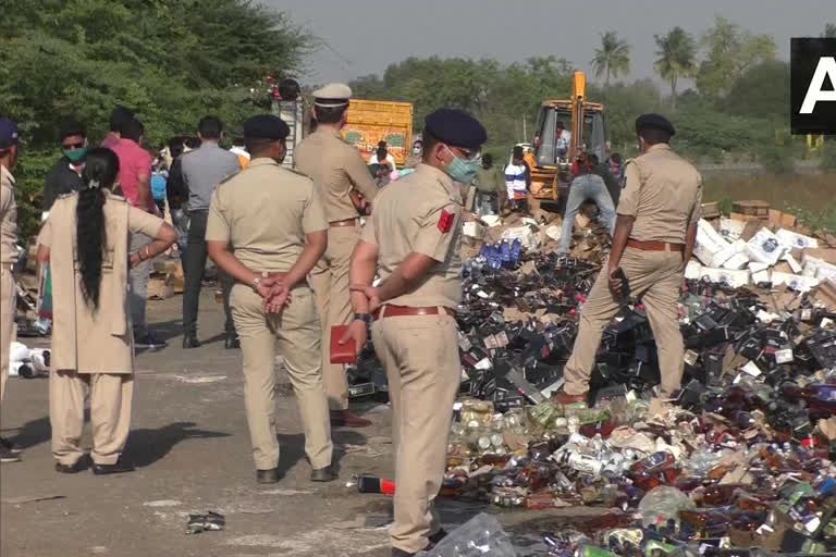 Gujarat police destroys illegal liquor  Gujarat police news  Gujarat police cases news  ഗുജറാത്ത് വാർത്തകൾ  മദ്യം നശിപ്പിച്ച വാർത്തകൾ