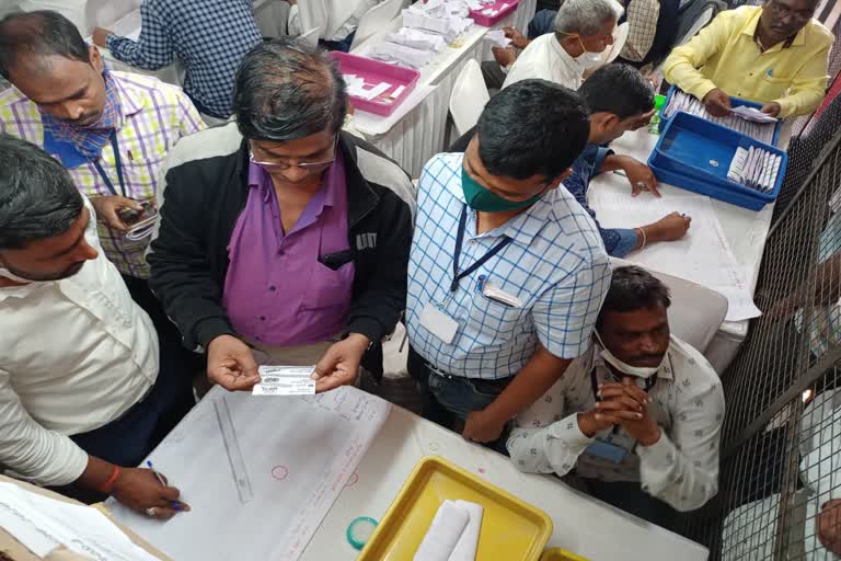 Vote in the middle of the two symbols in koppala