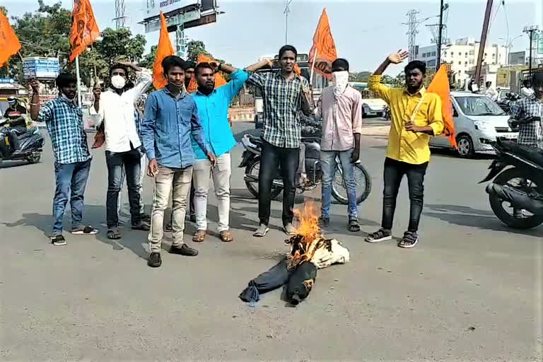 abvp protest against of minister malla reddy and his colleges at karimnagar