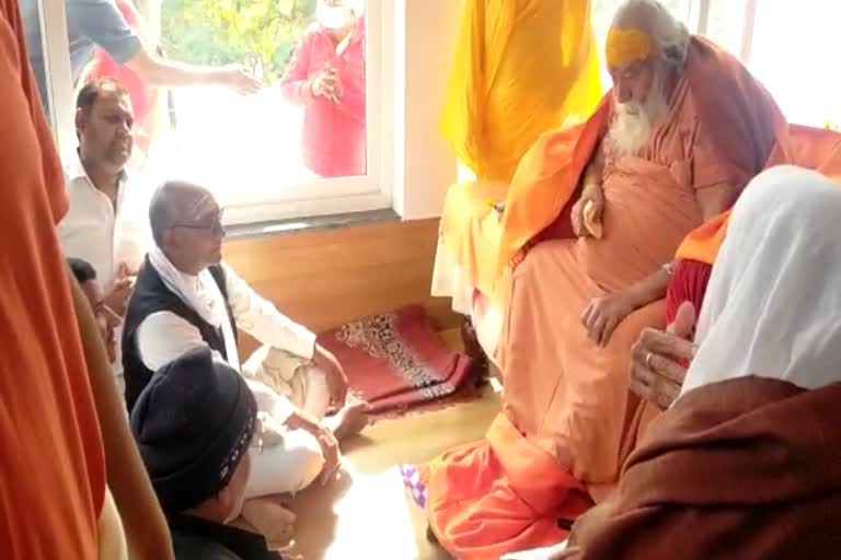 Digvijay Singh arrives at Jhoteshwar Paramhansi Ashram