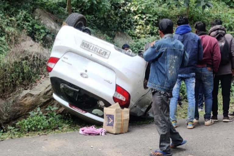 car overturned on the road in Paderu visakhapatnam district