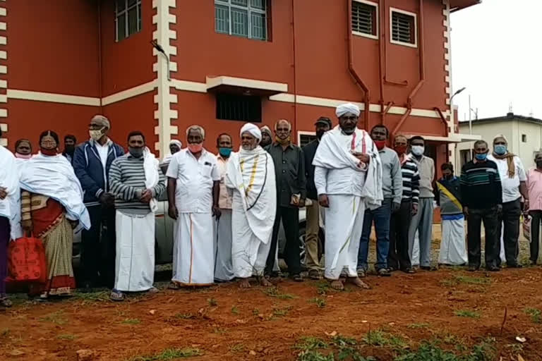 Hill people besieging the Aruvankadu  police station