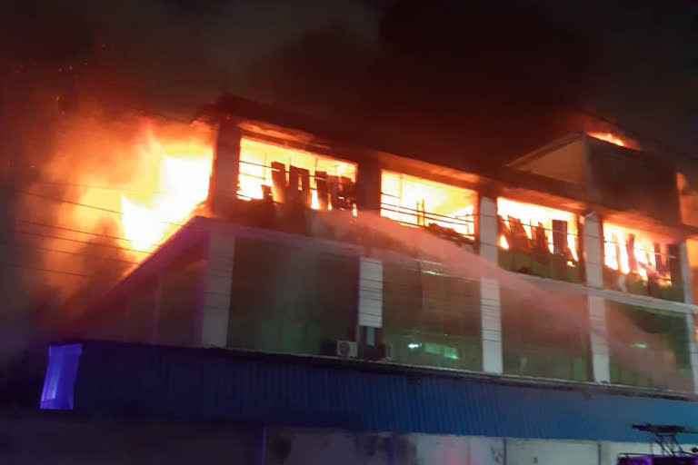 massive fire broke out at amazon warehouse in noida