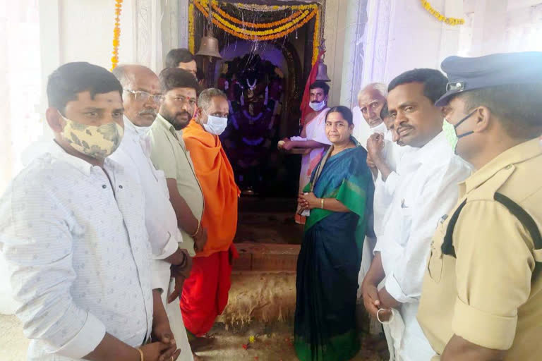 state women's commission chairperson sunitha lakshma reddy visit dattatrya temple in sangareddy district