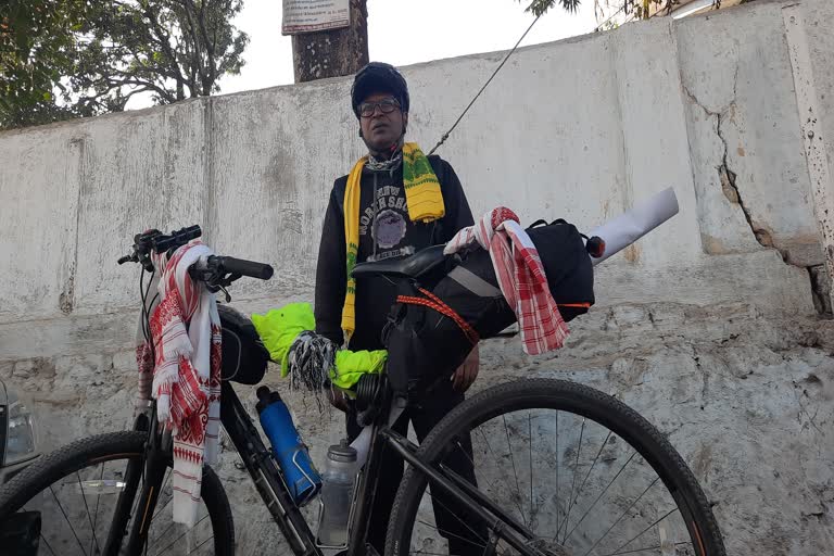 As_dhb_tezpur-college-professor-reaches-dhuri-after-7-days-of-cycling_vis_as10041