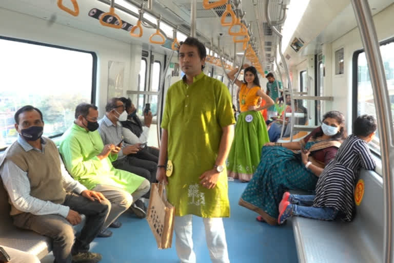 unique fashion show in a moving metro at maharashtra nagpur