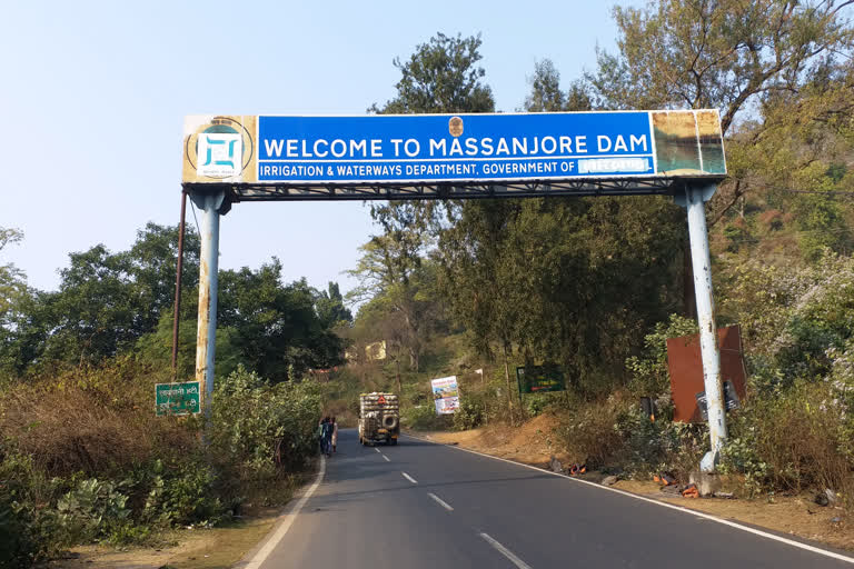 crowd of tourists in masanjor dam in dumka