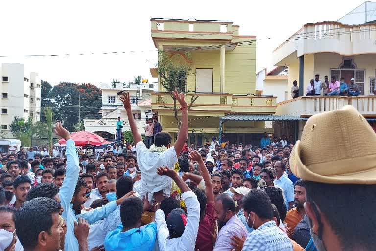 ಮತ ಎಣಿಕೆ ಕೇಂದ್ರದ ಮುಂದೆ ಸಂಭ್ರಮಾಚರಣೆ