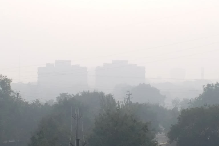 Noida and  Greater Noida air polluted, AQI registers close to 400