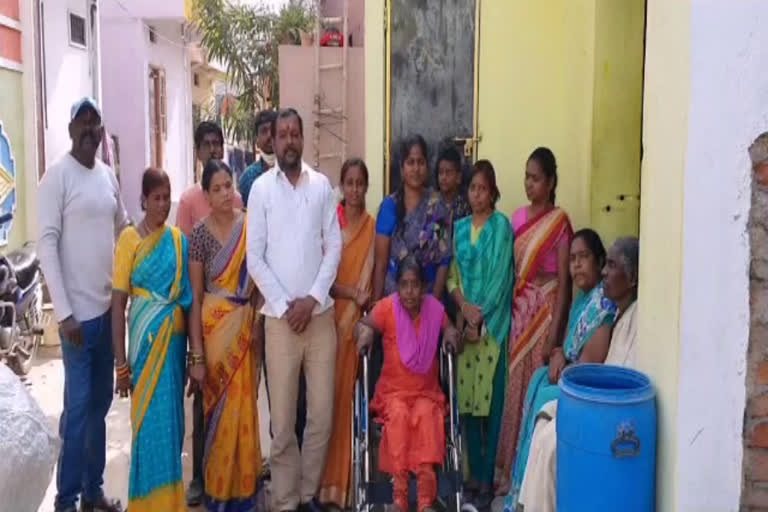 wheel chairs distribution by vasavi nagar welfare association president satish