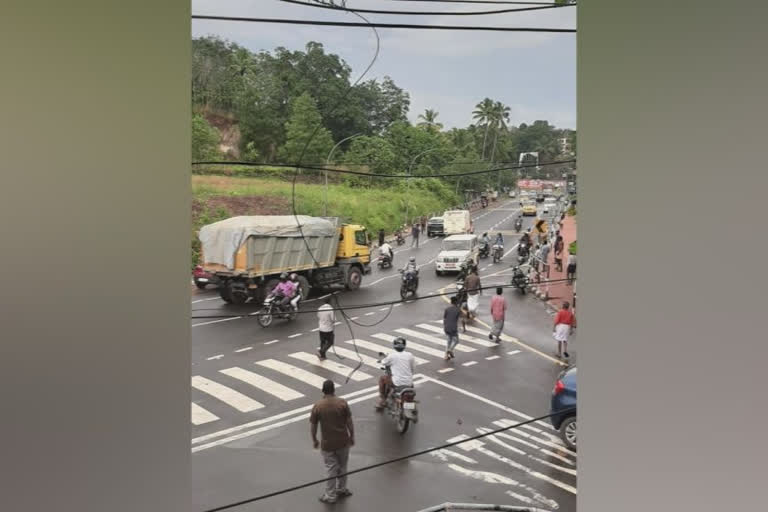 man killed as scooter hits car  kottarakara  kottarakara accident news  കൊട്ടാരക്കരയില്‍ സ്‌കൂട്ടറും കാറും കൂട്ടിയിടിച്ച് ഒരാൾ മരിച്ചു  കൊട്ടാരക്കര  കൊല്ലം  കൊല്ലം പ്രാദേശിക വാര്‍ത്തകള്‍  kollam  kollam local news