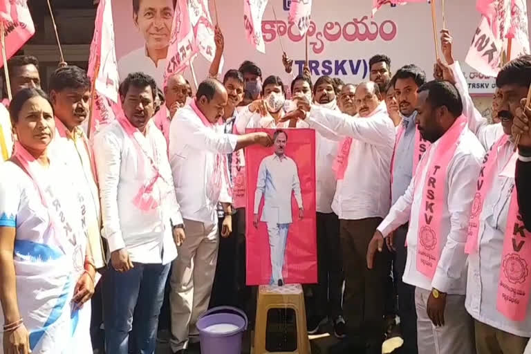 milk anointing to cm kcr image, కేసీఆర్ చిత్రపటానికి పాలాభిషేకం