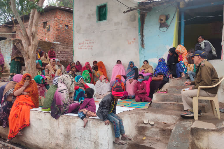 Police is interacting with women going from village to village in raisen