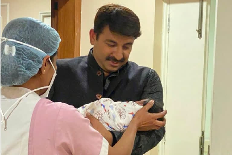 manoj tiwari with his daughter