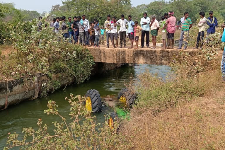 Man died after tractor overturns in Ennespee canal