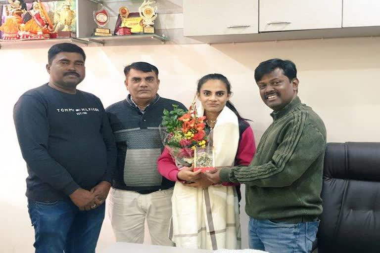 Former BJP district president greeted gold winner Vidhi in jamshedpur