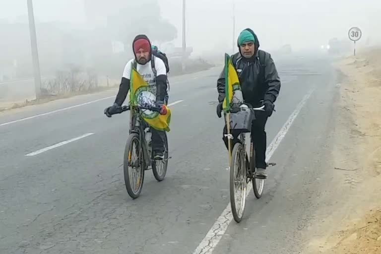 Punjab people arrive tikri border by bicycle