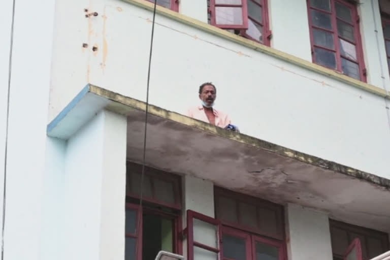 Middle-aged man threatens to commit suicide at Kollam District Hospital  threatens to commit suicide  Kollam District Hospital  Middle-aged man  കൊല്ലം ജില്ലാ ആശുപത്രിക്ക് മുകളില്‍ മധ്യവയസ്കന്‍റെ ആത്മഹത്യ ഭീഷണി  കൊല്ലം ജില്ലാ ആശുപത്രി  മധ്യവയസ്കന്‍റെ ആത്മഹത്യ ഭീഷണി  ഉദയകുമാര്‍