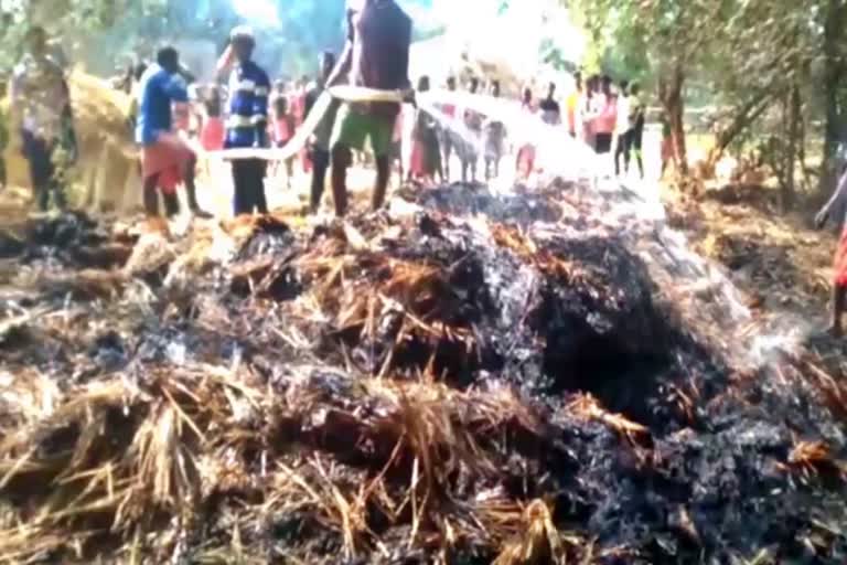 paddy and straw burnt due to fire in dumka