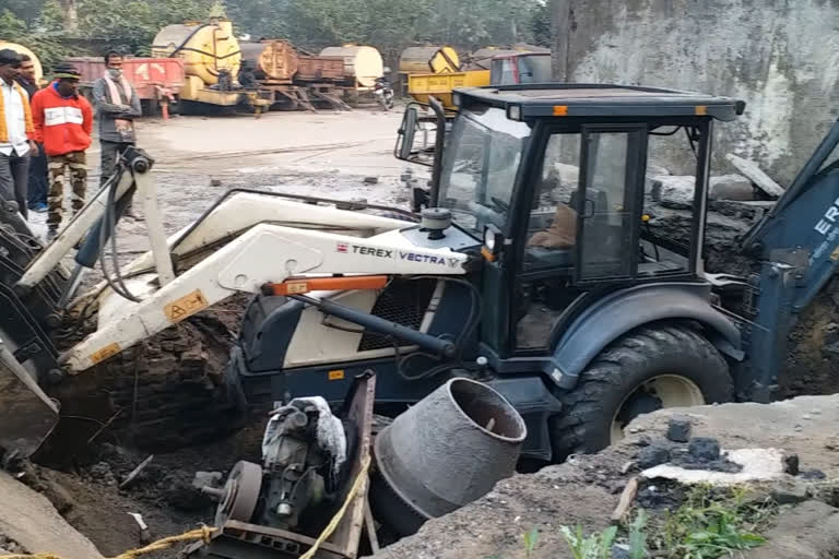 JCB falls in safety tank IN KORBA