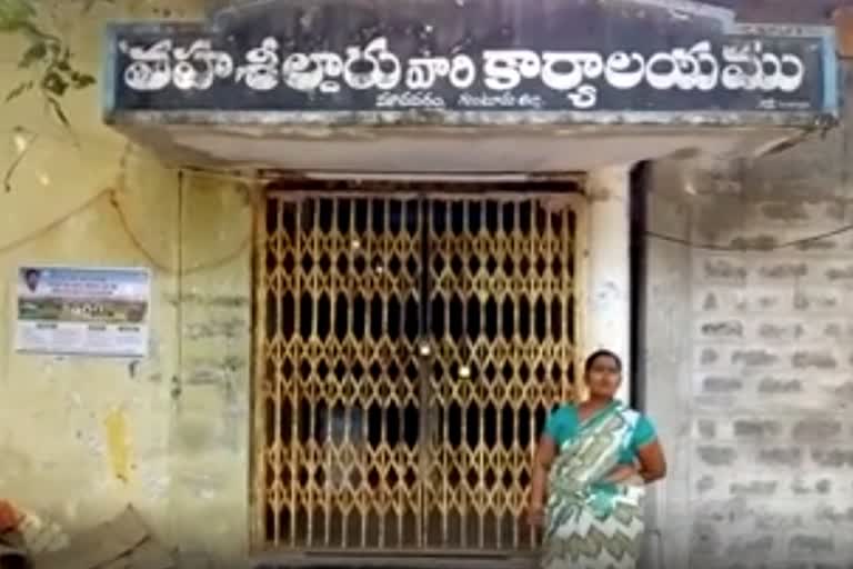 Woman farmer locked MRO office at Machavaram, Guntur district