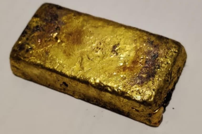 Bengaluru custom arrested gold smuggler