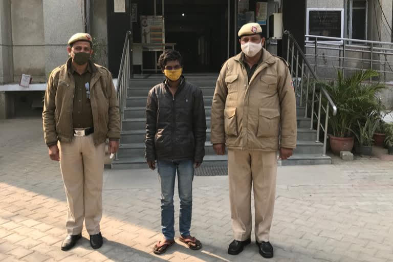 sarita vihar police team arrest mobile snatcher with the help of public